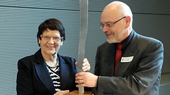 Schöffenpreis 2013 an Prof. Dr. Rita Süssmuth, überreicht vom Vorsitzenden des Bundesverbandes ehrenamtlicher Richterinnen und Richter e. V. (DVS), Hasso Lieber.