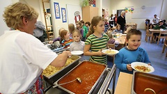 Schüler einer Schule in Bochum bekommen ihr Mittagessen