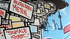 Ein Graffiti fordert bezahlbare Mieten und eine soziale Stadt in Berlin.
