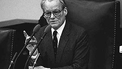 Willy Brandt eröffnet als Alterspräsident die konstituierende Sitzung des Bundestages am 29. März 1983.