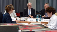 Bundeswahlleiter Roderich Egeler (Mitte) in der Sitzung des Bundeswahlausschusses am 4. Juli 2013.