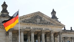 Vor dem Reichstagsgebäude weht die Deutschlandfahne