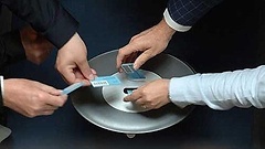 Abgeordnete werfen ihre Stimmkarten in die Urne.