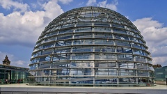 Die gläserne Kuppel des Reichstagsgebäudes