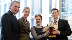 Familienausschussvorsitzender Paul Lehrieder (von links), Familienministerin Manuela Schwesig, Abgeordnete Katja Dörner und Eckhard Pols, Vorsitzende der Kinderkommission