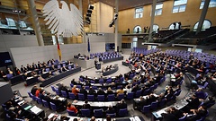 Der Bundestag debattiert über Abgeordnetendiäten und Abgeordnetenbestechung