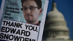Zeitungsartikel mit Snowden, im Hintergrund das Capitol State Building