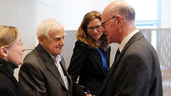 Bundestagspräsident Norbert Lammert (rechts) begrüßt Daniil Granin (links) vor der Gedenkstunde.