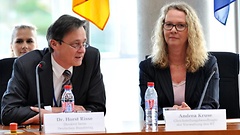 Horst Risse, Direktor beim Deutschen Bundestag, und Gleichstellungsbeauftragte Andrea Kruse