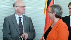 Bundestagspräsident Norbert Lammert nimmt den Petitionsbericht von Kersten Steinke entgegen.