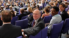 Bundestagspräsident Norbert Lammert inmitten der Teilnehmer des Planspiels Jugend und Parlament 2013