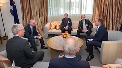 Norbert Lammert, Frithjof Schmid und Volkmar Klein (hintere Reihe von links) im Gespräch mit Premierminister Tony Abbott (rechts)