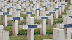 Grabkreuze auf dem deutschen Soldatenfriedhof in Cernay im Elsass (Frankreich)