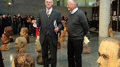 Norbert Lammert, Lutz Friedel mit Kopfskulpturen bei der Ausstellungseröffnung