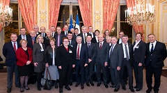Gruppenbild mit Parlamentspräsident: Claude Bartolone (vorne in der Mitte) mit deutschen und französischen Abgeordneten in Paris.