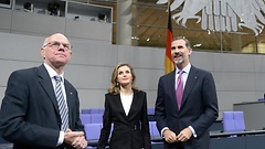Norbert Lammert (links) mit dem Königspaar im Plenarsaal des Reichstagsgebäudes