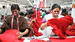 Arbeiterinnen in einer Textilfabrik in Bangladesch