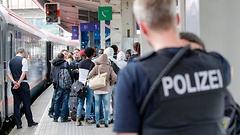 Polizeikontrolle auf einem Bahnhof