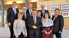 Delegation im Sami-Parlament in Norwegen: vorne in der Mitte Franz Thönnes, rechts daneben Sami-Präsidentin Aili Keskitalo, hinten rechts Botschafter Axel Berg.