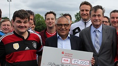 FC Bundestag-Kapitän Marcus Weinberg, Trainer Felix Magath, Direktor beim Deutschen Bundestag Horst Risse mit Scheck