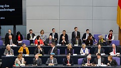 Blick auf die Regierungsbank im Plenarsaal während der Bundestagssitzung am 13. März 2014