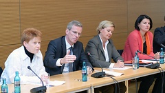 Berichterstatter Petra Pau, Clemens Binninger, Eva Högl, Irene Mihalic vor der Presse