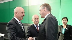 Vizepräsident Johannes Singhammer begrüßt die usbekischen Gäste; in der Mitte Manfred Grund, Vorsitzender der Deutsch-Zentralasiatischen Parlamentariergruppe.
